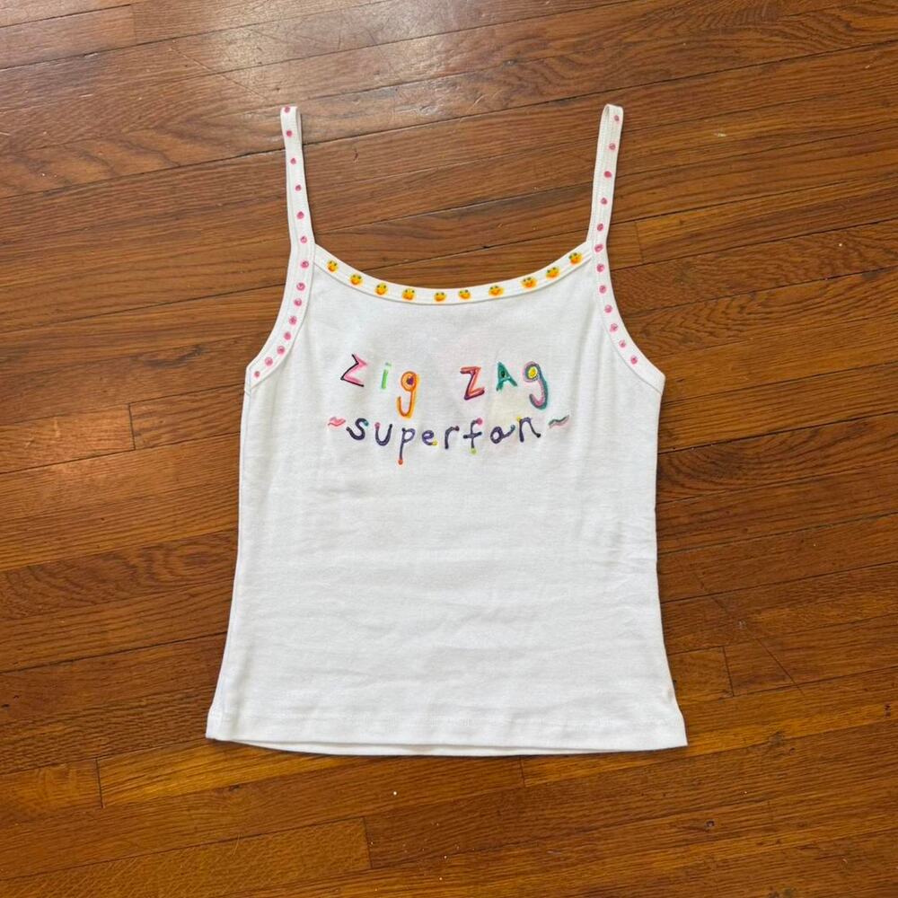 y2k graphic baby tee spaghetti tank zig zag superfan ✦ la apparel